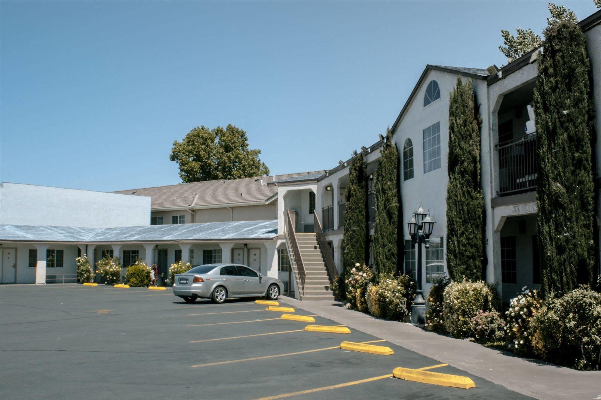 Travelodge By Wyndham Bishop Exterior photo